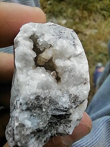 Ağ kvars geodu – təbii kolleksiya nümunəsi - Material: Ağ kvars