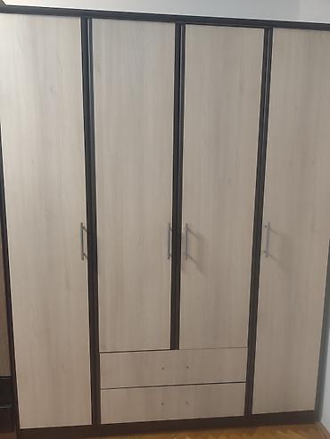 Ormar sa četvora vrata i dve fioke, moderan dizajn u kombinaciji