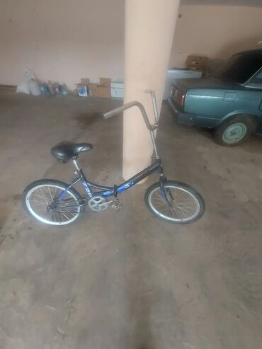 3 təkərli velosipet: Göydən qara rəngə keçən çərçivəyə malik velosiped. Model tək sürətli