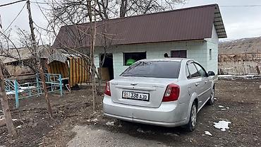 Другие автомобили: Седан серебристого цвета, 4 двери, просторный салон с чехлами на — 6