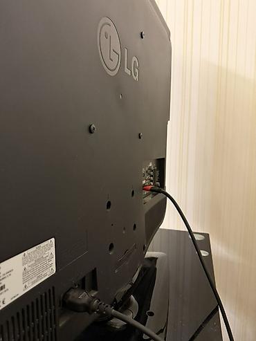 tv box kanallar: LG LCD/LED televizor, təxminən 37–42” diaqonal ekran. Qara korpus — 5