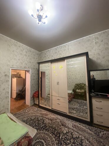 сдаю квартиру в районе пишпек: 1 бөлмө, 30 кв. м, Сталинка, 1 кабат, Эски ремонт