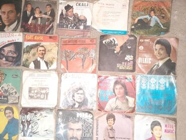 Kasete, CD i DVD: Velike i male gramafonske ploce. Oko 150 velikih i 350 malih. Prodaju — 8