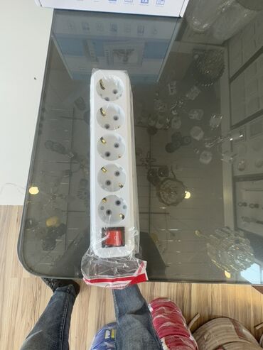 Qida məhsulları: Ağ rəngli bu elektrik uzadıcı 5 yuvalı olmaqla, müxtəlif cihazların