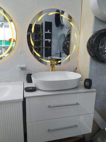 lupali led: Ağ rəngli, oval formalı lavabo dəsti. Dəstə qızılı rəngli kran və LED
