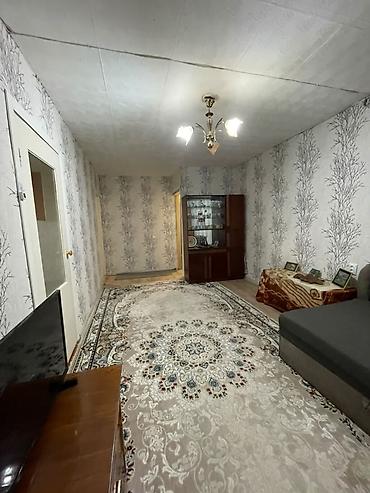 отель бишкек: 2 комнаты, 39 м², 104 серия, 1 этаж, Старый ремонт — 2