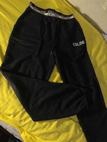 Kurtkalar: Celine brendinin qara rəngli jogger şalvarı. - Model: idman/ gündəlik