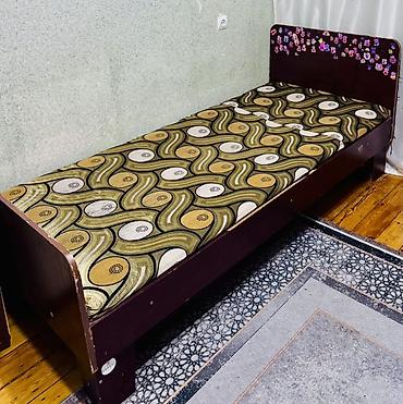 Tək nəfərlik taxta çarpayı və döşək - Ölçü: təxmini 90×190 sm (tək