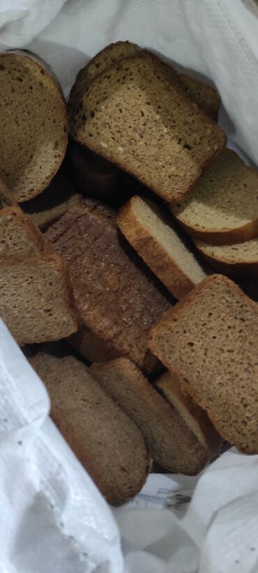 корм хлеб: Продаю ржаной хлеб и булочки сдобные на корм скоту. Цена 13 сом за 1