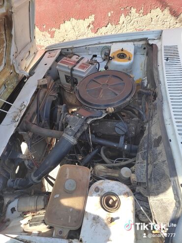 oturacaq uzlukleri: Model: VAZ 21099 (Samara), 4 qapılı sedan, ağ rəng. Nömrə nişanı