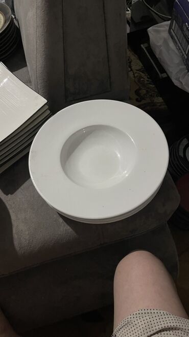 Посуда: Предлагается набор различной посуды, включающий круглые и квадратные — 29