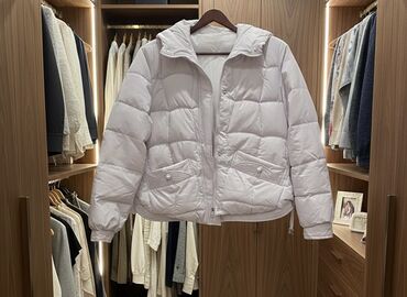 женские пиджаки кардиганы: Белая женская утепленная куртка-пуховик. - Прямой укороченный крой