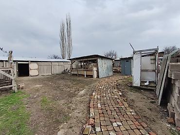 Продажа коттеджей и домов: Продаётся жилой дом с участком. Объект: - Одноэтажный дом - Во дворе — 10