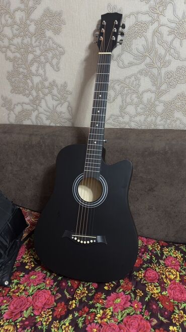 Гитары: 🎸 Акустическая гитара (новая, из Китая) — полный комплект! Продаю — 1