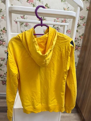 финская детская одежда: Uşaq üçün sarı rəngli kapüşonlu jaket - Model: ön hissəsi tam