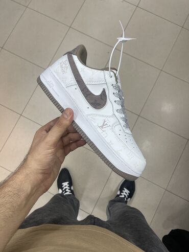 qiz ucun sport geyimleri: Nike air force x louis vuitton