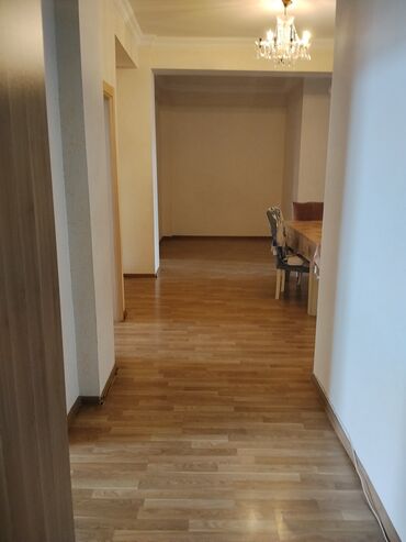 Günlük kirayə mənzillər: 3 otaqlı geniş mənzil. - Planlama: uzun dəhlizdən qonaq otağına və