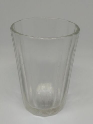 стеклянные посуда: Продаю с 100 граммовые стаканы В наличии 30 шт Цена одного 30 сом