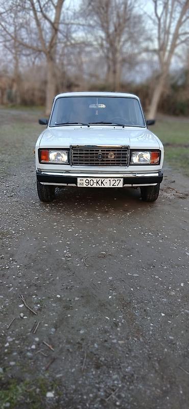 i̇kinci el: VAZ 2107, ağ rəng, sedans Xüsusiyyətlər: - Klassik VAZ 2107 dizaynı — 3