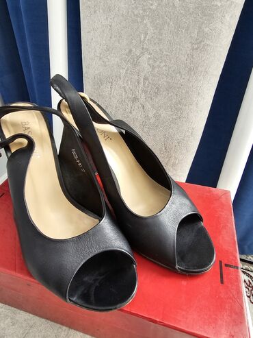 замшевые черные босоножки на платформе: Продаётся босоножки кожаные б/у, в хорошем состоянии, каблуки высокие