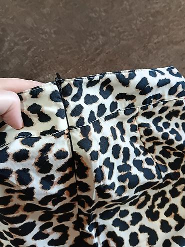 Ženske pantalone sa leopard printom i crvenim bočnim trakama - Model — 4