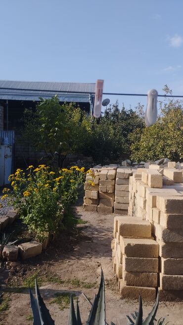 Kubiklər: Məhsul: Tikinti üçün daş bloklar Təsvir: - Şəkillərdə görünən iri