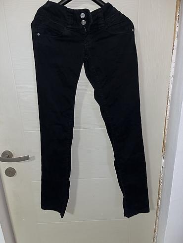 haljine bele: Crne ženske pantalone uskog kroja, jednostavnog i lako uklopivog — 1
