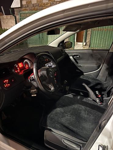 накитки: Volkswagen Polo: 2013 г., 1.6 л, Механика, Бензин, Седан — 5