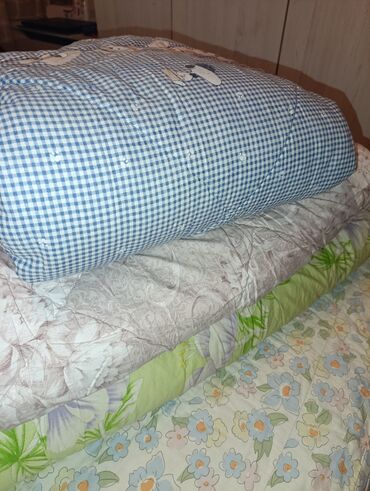 сложенное постельное белье: Продаю зимние одеяла ( 2 двухспальных и 1 полуторка) . все за 1500 сом