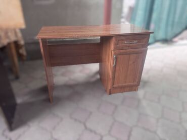 компьютерный столик для ноутбука: Жазуу үстөл, Колдонулган