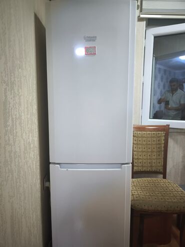 Чайники: Mətbəx üçün iki qapılı soyuducu - Marka/model: Atlant (üst hissədə