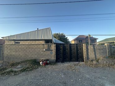 продаю двух этажный дом: Срочно продаю дом,10 соток,на одном участке два дома, первый дом 4