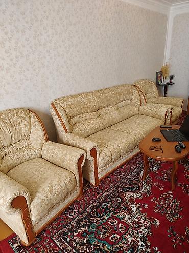 Klassik üslubda 3-lü yumşaq mebel dəsti - Tərkibi: 1 ədəd geniş divan