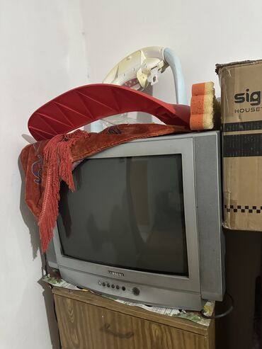 плоский телевизор: Продается телевизор, рабочий! Экран японский Вместе с тумбой 4000 сом