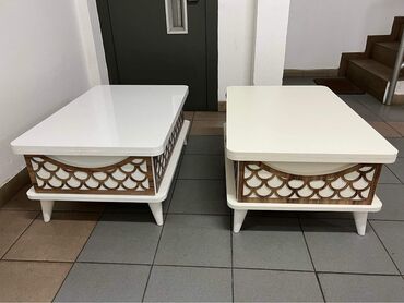 Stolovi: Dostupne su 4 boje, Dimenzije stola su 60x90, a kada se rasklopi — 10