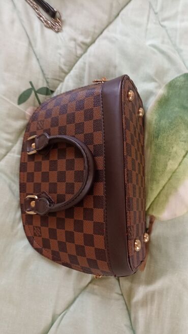Классические сумки: Классическая сумка, Louis Vuitton, Женские, Б/у at lalafo.kg Классические сумки: Классическая сумка, Louis Vuitton, Женские, Б/у