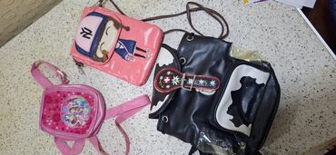 Məktəb çantaları: Fərqli ölçü və dizaynlarda uşaq çantaları dəsti. Çantalar müxtəlif — 2