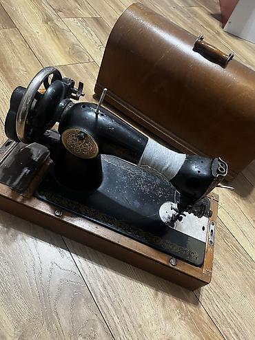 qədimi qol saatlari: Antik mexaniki tikiş maşını – taxta əsas və taxta qapaq-çantası ilə — 1