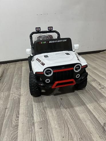 usaq maşını: Uşaq elektrikli off-road jip maşını - Korpus: ağ rəng, ön qırmızı — 1