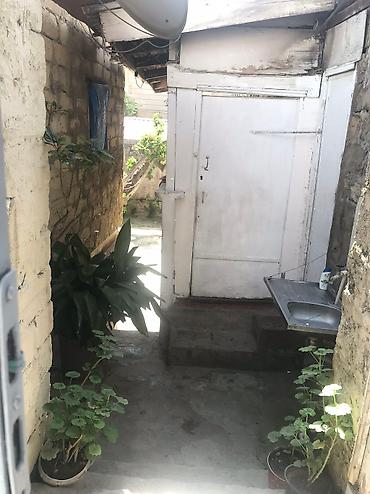 Həyət evləri və villalar: M.Ə. Rəsulzadə qəs. 3 otaqlı, 70 kv. m, Təmirsiz — 4