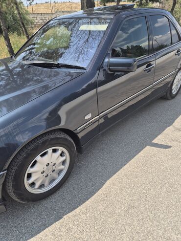 запчасти авто: Tünd göy rəngdə olan Mercedes-Benz C-Class avtomobili. Avtomobil lyuk
