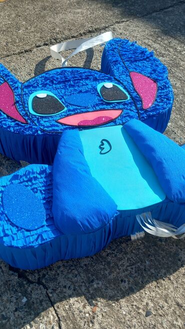 crne helanke za devojcice: Pinjata u obliku popularnog crtanog lika Stitch. Izrađena od papira i
