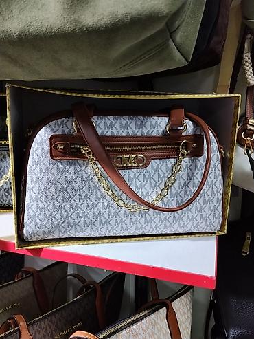 Сумка женская Michael Kors (логотип MK) - Форма: бостон/дуффл с at lalafo.kg Сумка женская Michael Kors (логотип MK) - Форма: бостон/дуффл с