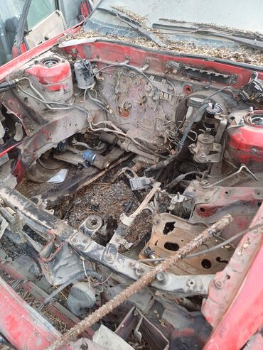 запчасти мазда 626: Кузов автомобиля Mazda 626 красного цвета, подходящий для