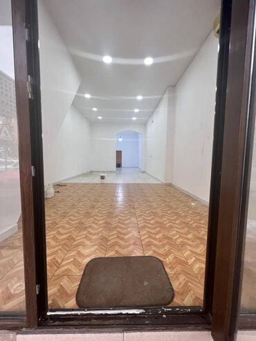 Digər kommersiya daşınmaz əmlakı: Sahəsi 80m2 olan təmirli,təmiz obyekt icarəyə verilir. İçərisində — 10