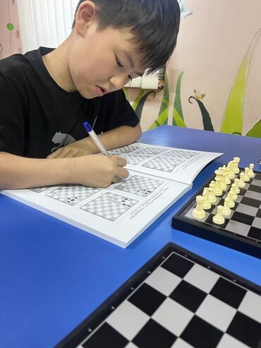 требуется тренер по шахматам: В детский центр требуются преподаватель английского языка и тренер по