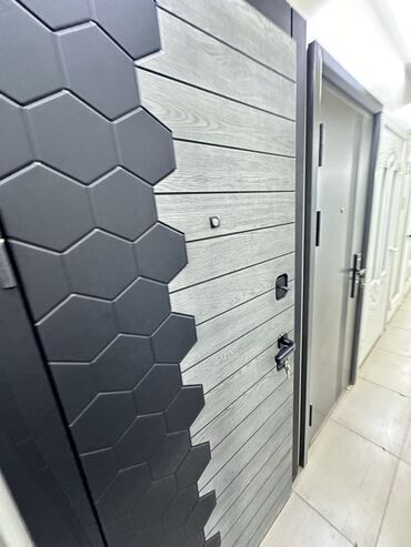 Doors with glass: Входная дверь с отделкой под светлое дерево и декоративными элементами
