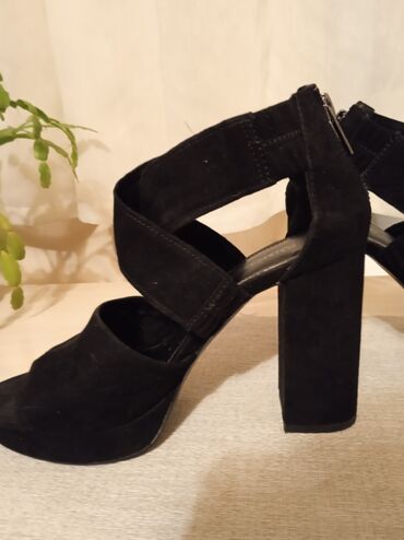 замшевые туфли в отличном состоянии: Туфли 37, цвет - Черный