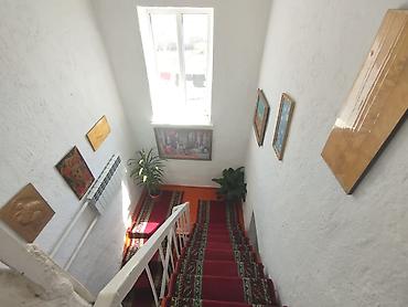 Продажа коттеджей и домов: Срочно продается двухэтажный дом со всеми удобствами, на первом этаже — 8