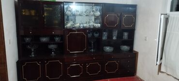 paltar dolabı işlənmiş: Klassik üslubda iri vitrinli bufet dəsti - Material: tünd rəngli